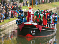 847090 Afbeelding van de aankomst van Sinterklaas per stoomboot over de Leidsche Rijn te De Meern (gemeente Utrecht), ...